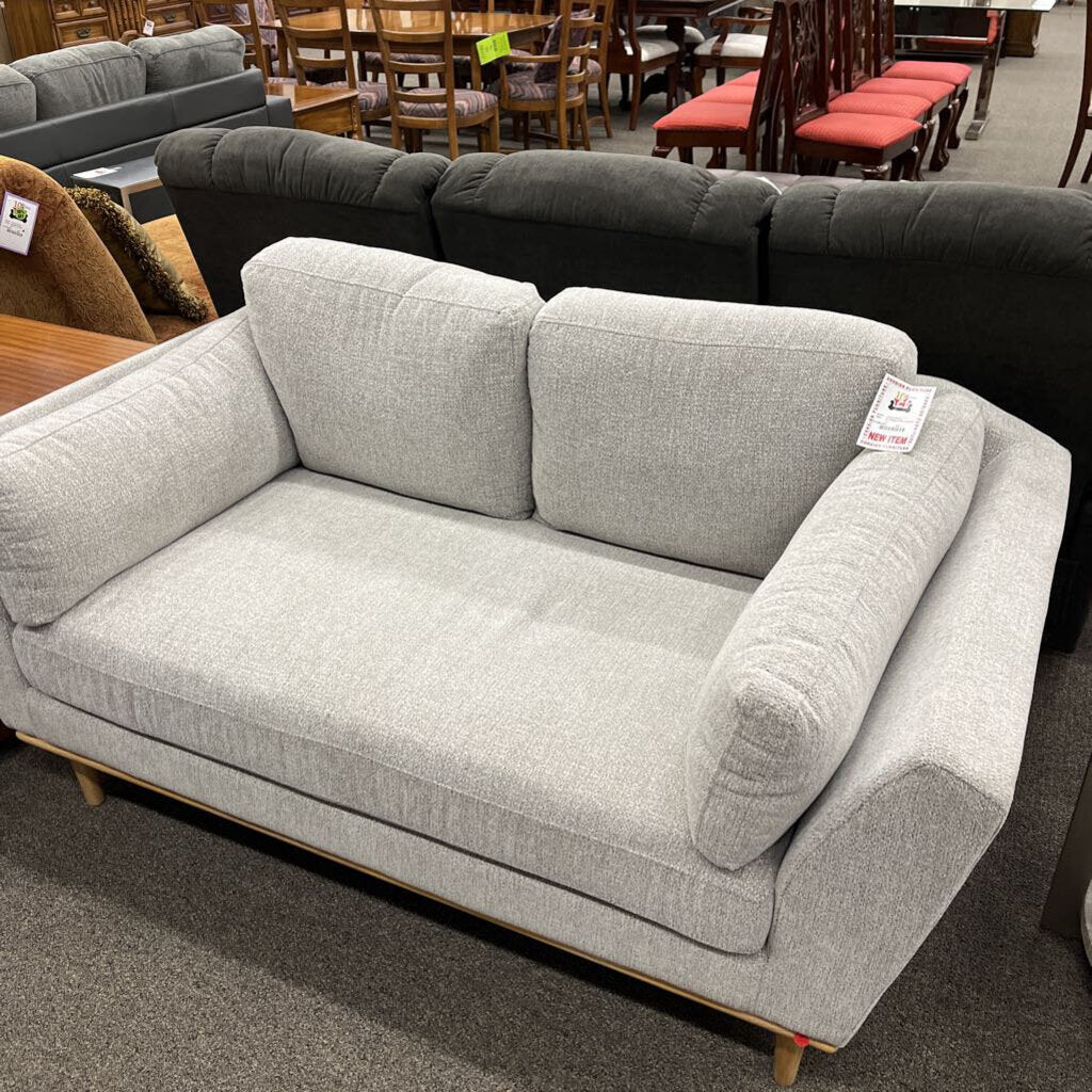 E U3946-0109 Loveseat Gre