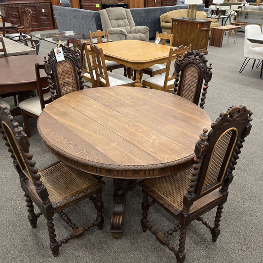 Round Vintage Table W/ 4 Chairs