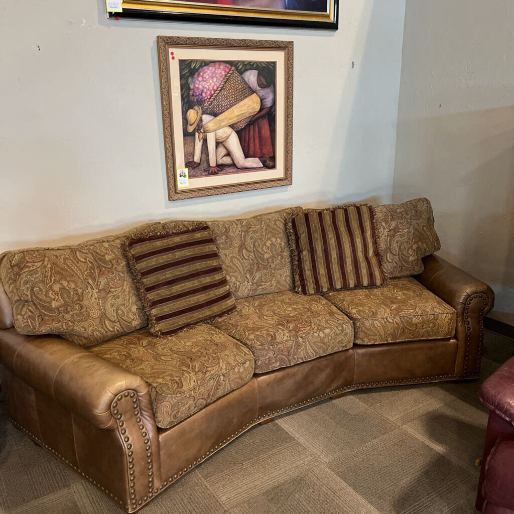 Norwalk Curved Sofa W/ Otto