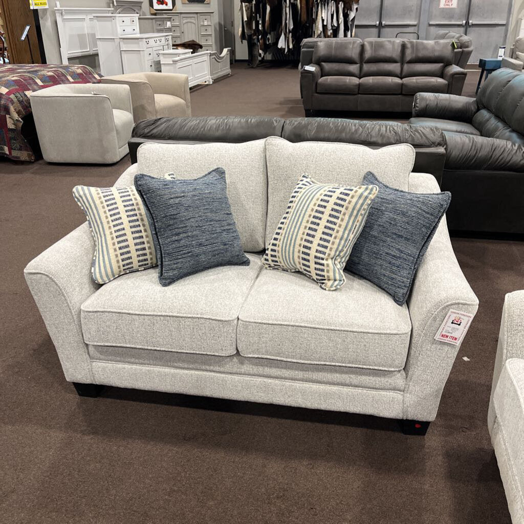 E U3817-01-03 Loveseat w/ 4 pillows