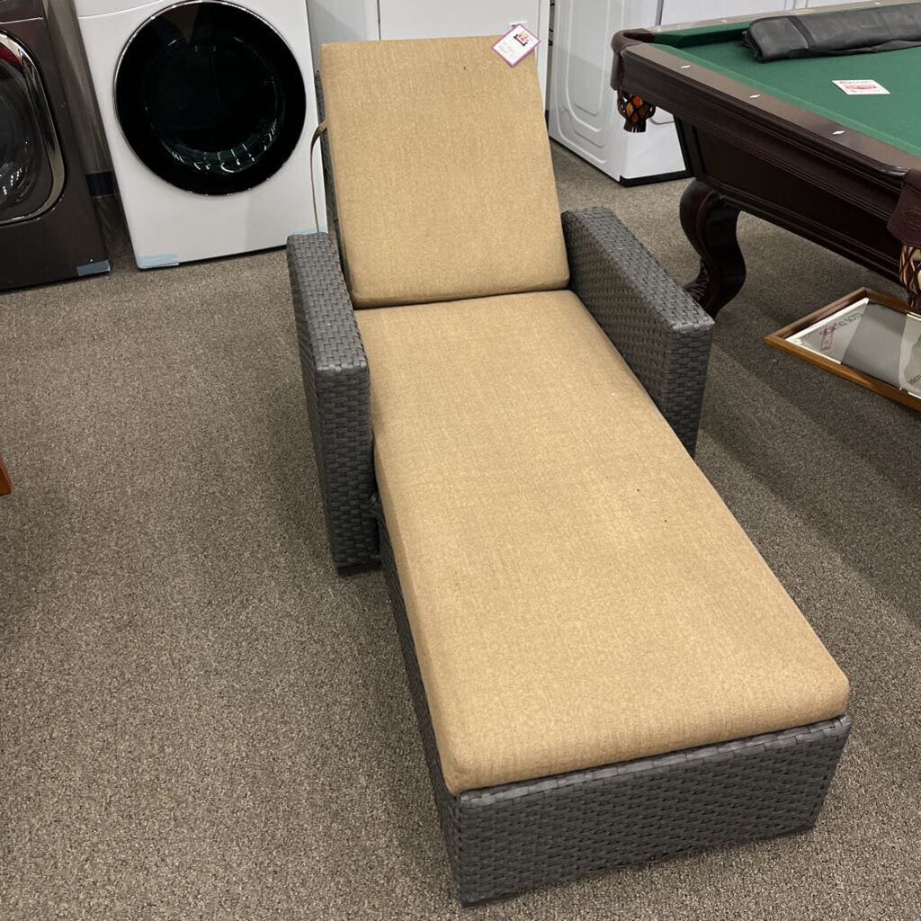 Pair of Frontgate Loungers w/ Table