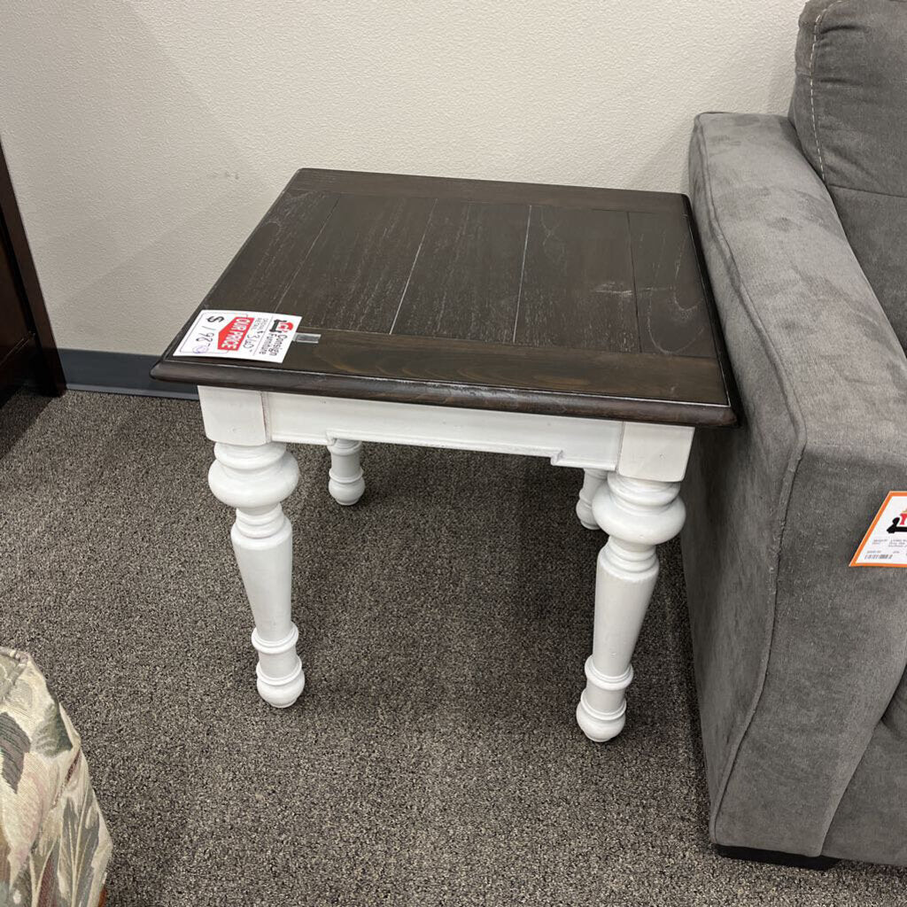 Carlstadt White End Table w/ Dwr