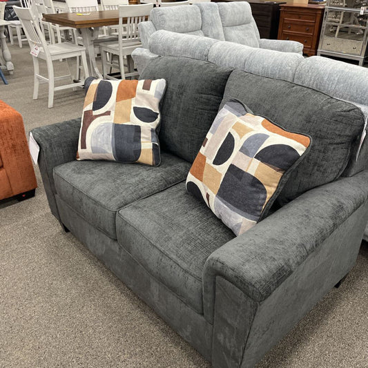 A 2520635 Loveseat Erinslane